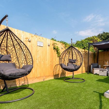 Exquisite Cardiff Apartments- With Garden Lounge & Games Room Buitenkant foto