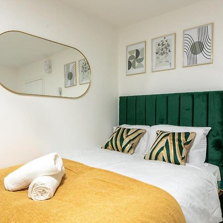 Exquisite Cardiff Apartments- With Garden Lounge & Games Room Buitenkant foto