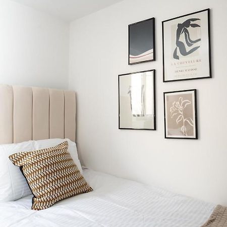 Exquisite Cardiff Apartments- With Garden Lounge & Games Room Buitenkant foto