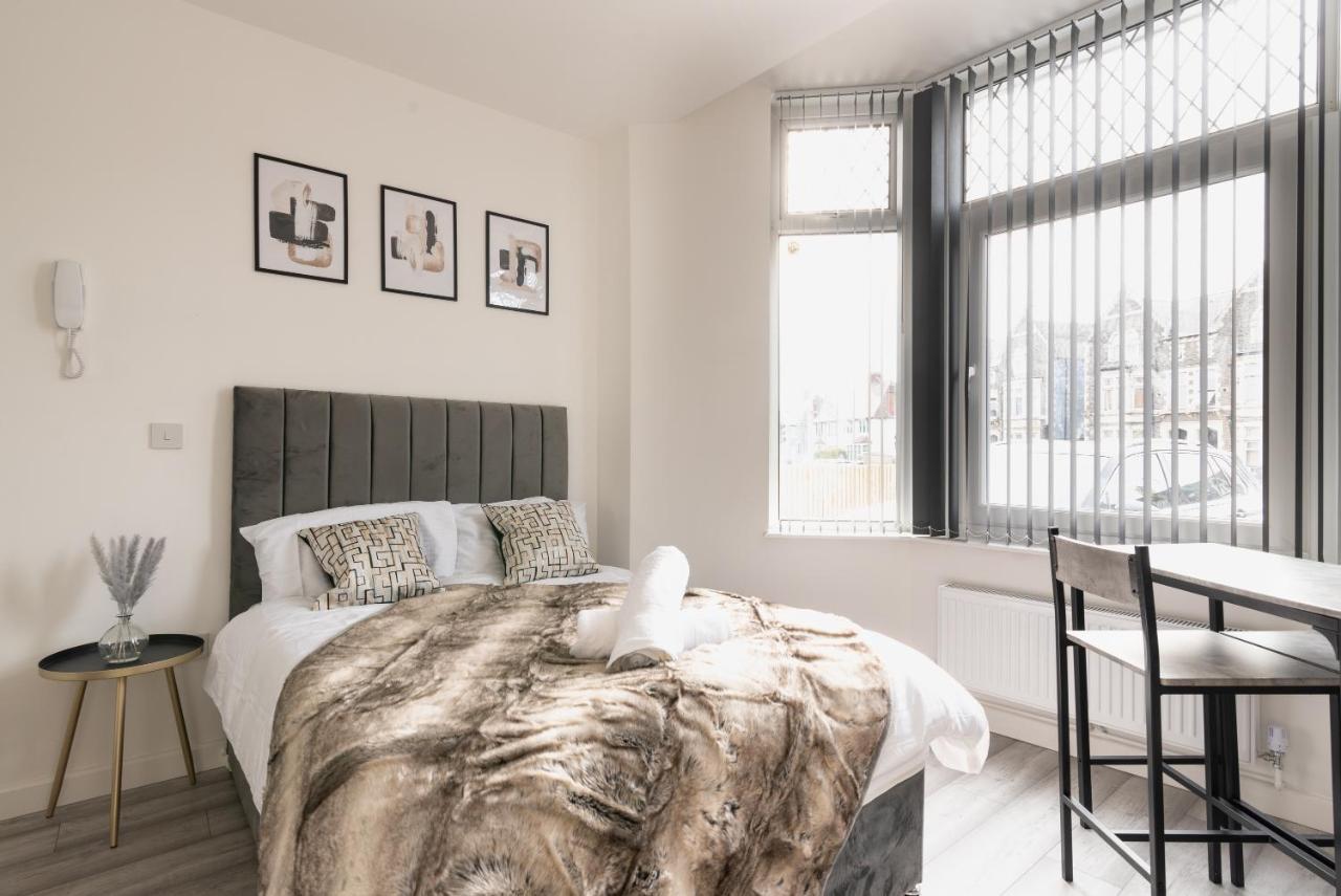Exquisite Cardiff Apartments- With Garden Lounge & Games Room Buitenkant foto