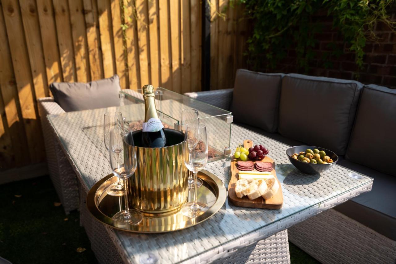 Exquisite Cardiff Apartments- With Garden Lounge & Games Room Buitenkant foto
