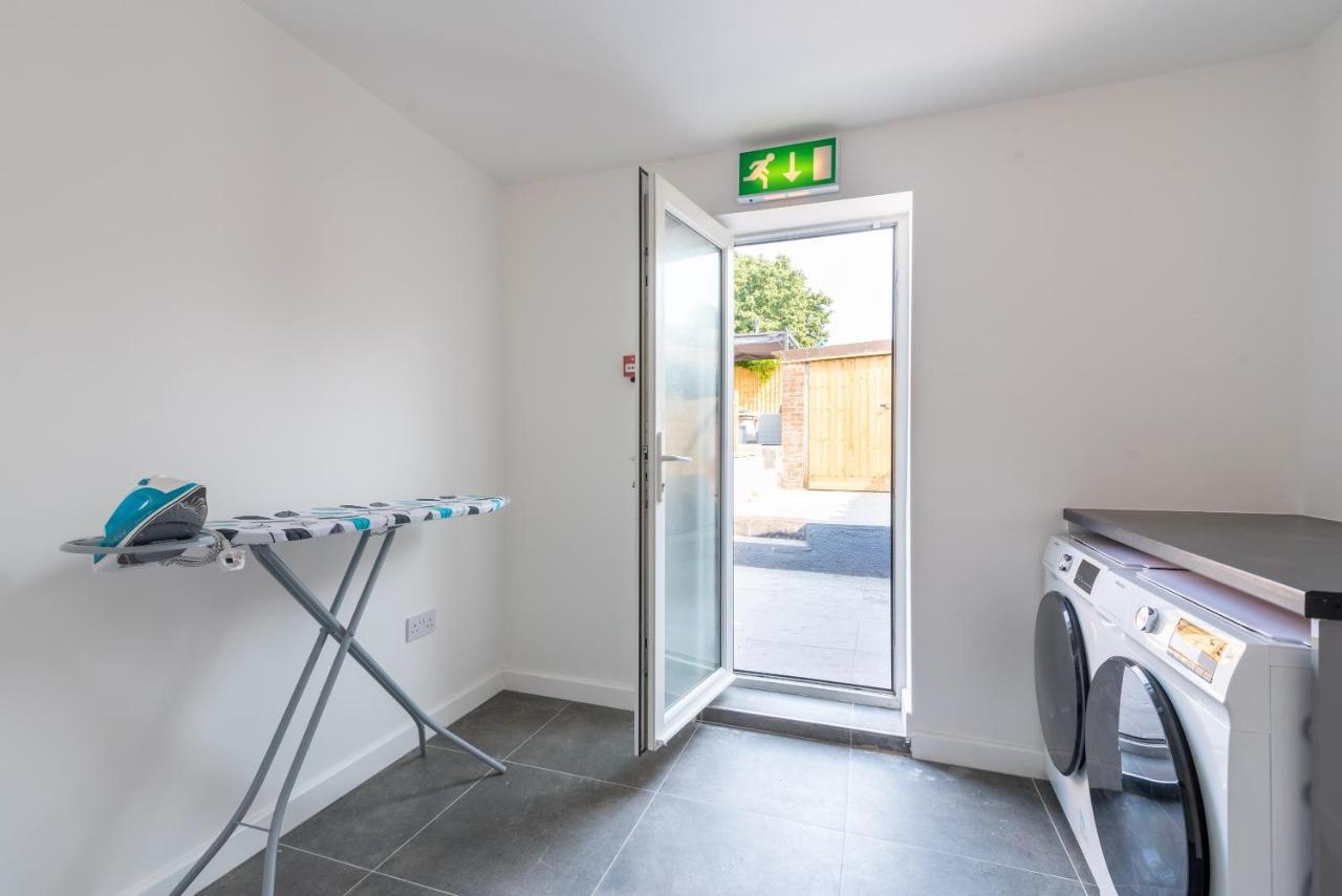 Exquisite Cardiff Apartments- With Garden Lounge & Games Room Buitenkant foto