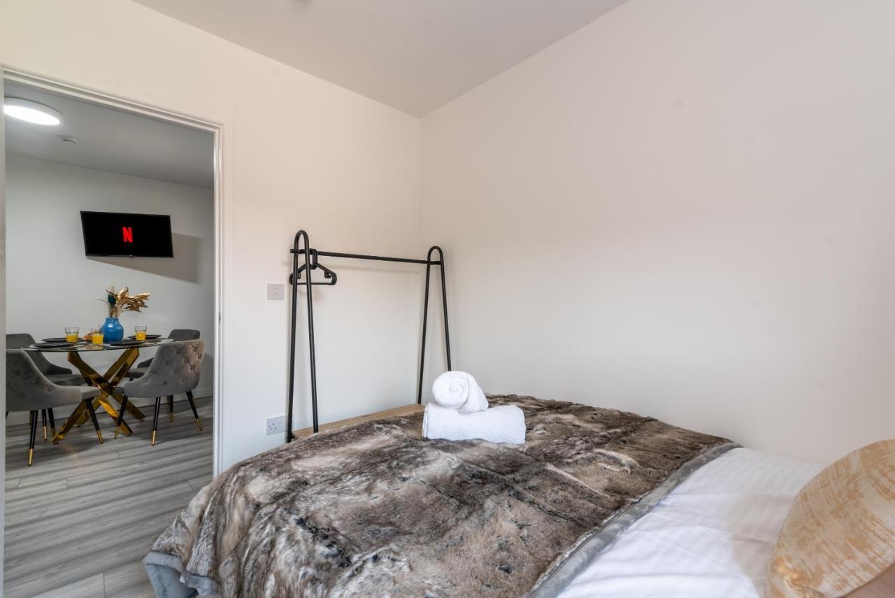 Exquisite Cardiff Apartments- With Garden Lounge & Games Room Buitenkant foto