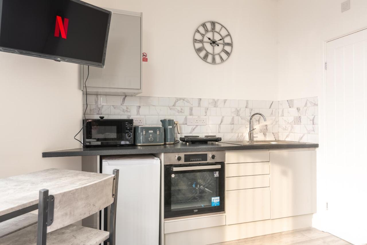 Exquisite Cardiff Apartments- With Garden Lounge & Games Room Buitenkant foto