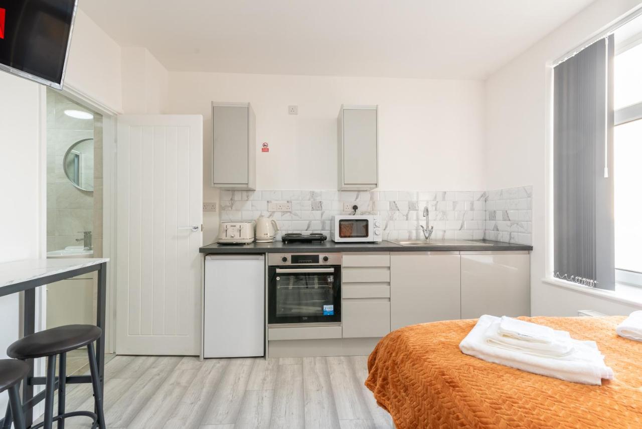 Exquisite Cardiff Apartments- With Garden Lounge & Games Room Buitenkant foto