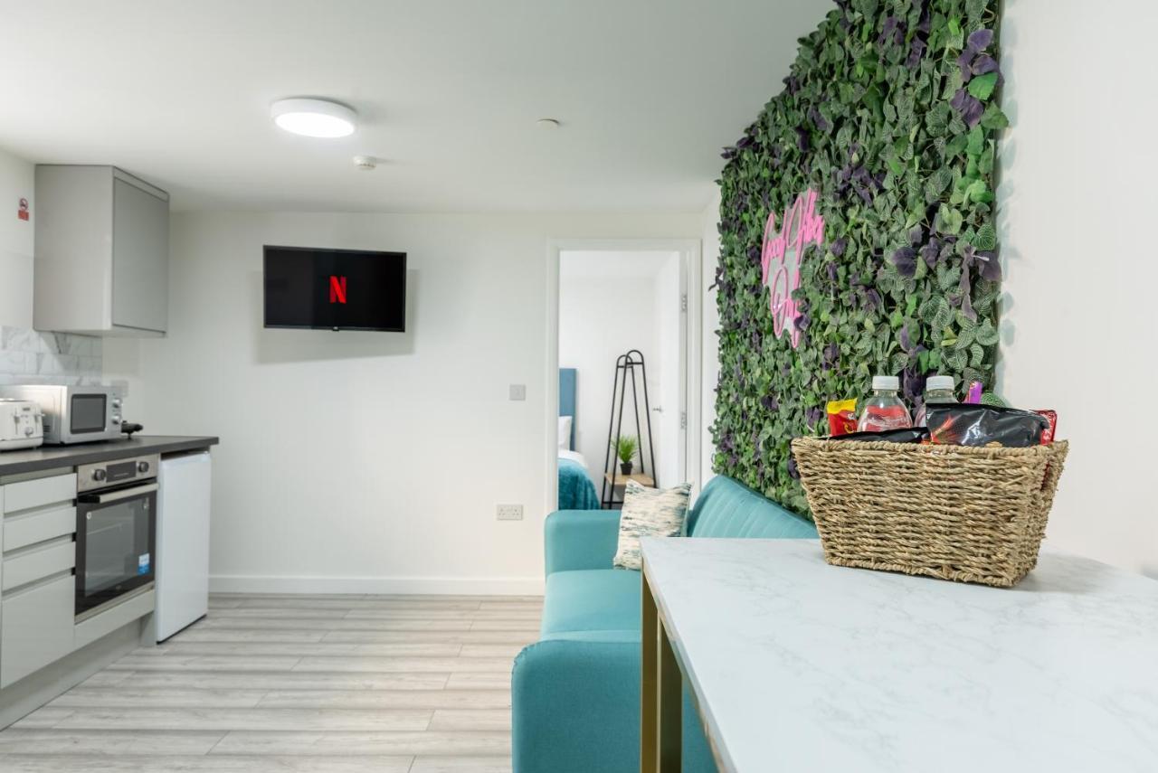 Exquisite Cardiff Apartments- With Garden Lounge & Games Room Buitenkant foto