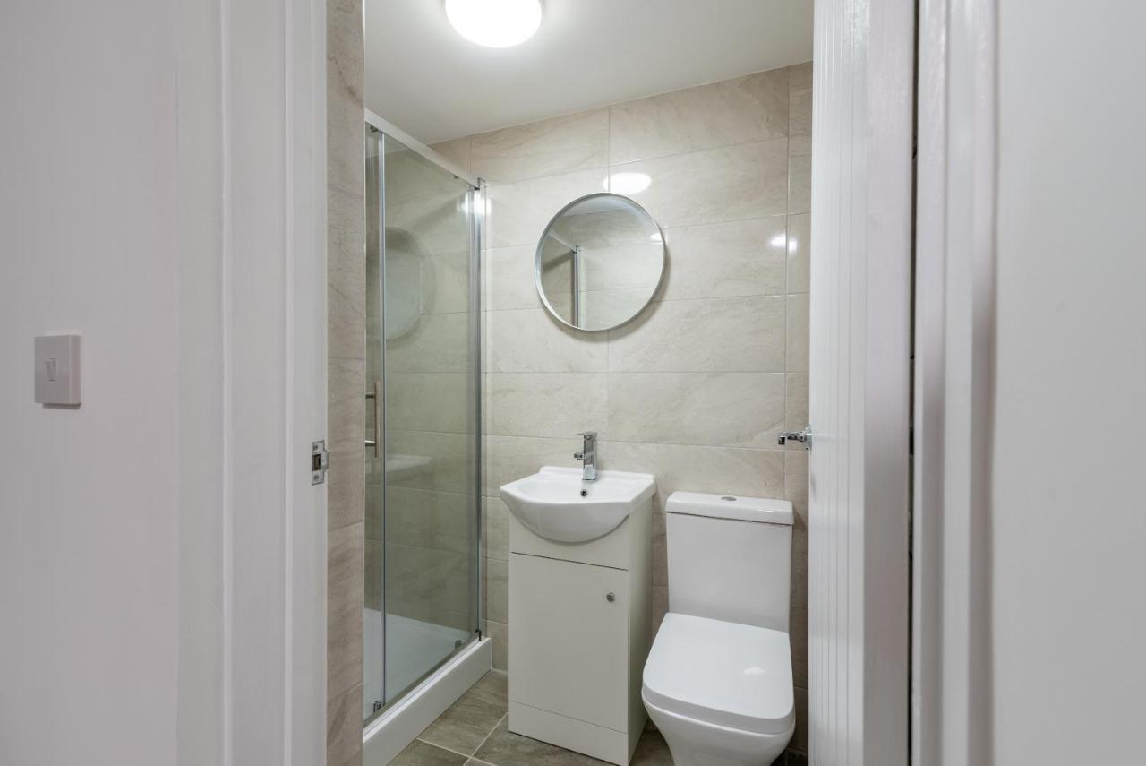 Exquisite Cardiff Apartments- With Garden Lounge & Games Room Buitenkant foto