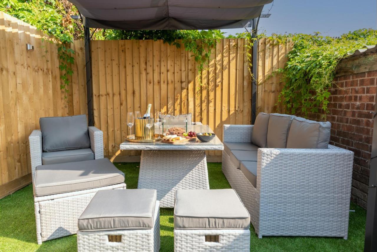 Exquisite Cardiff Apartments- With Garden Lounge & Games Room Buitenkant foto