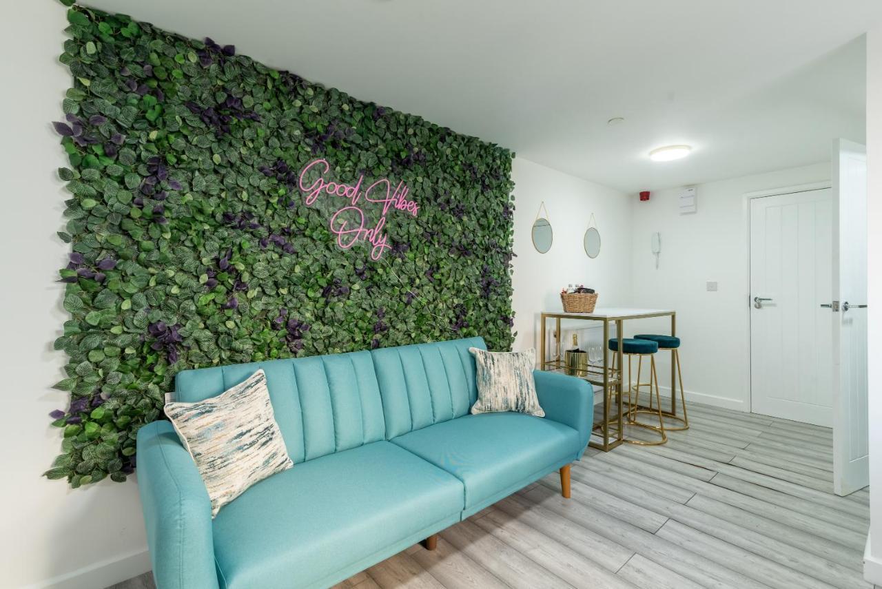 Exquisite Cardiff Apartments- With Garden Lounge & Games Room Buitenkant foto