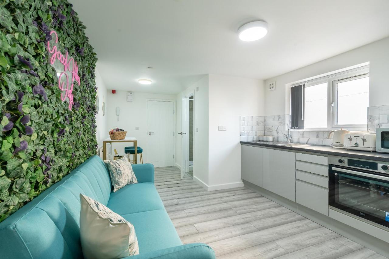 Exquisite Cardiff Apartments- With Garden Lounge & Games Room Buitenkant foto