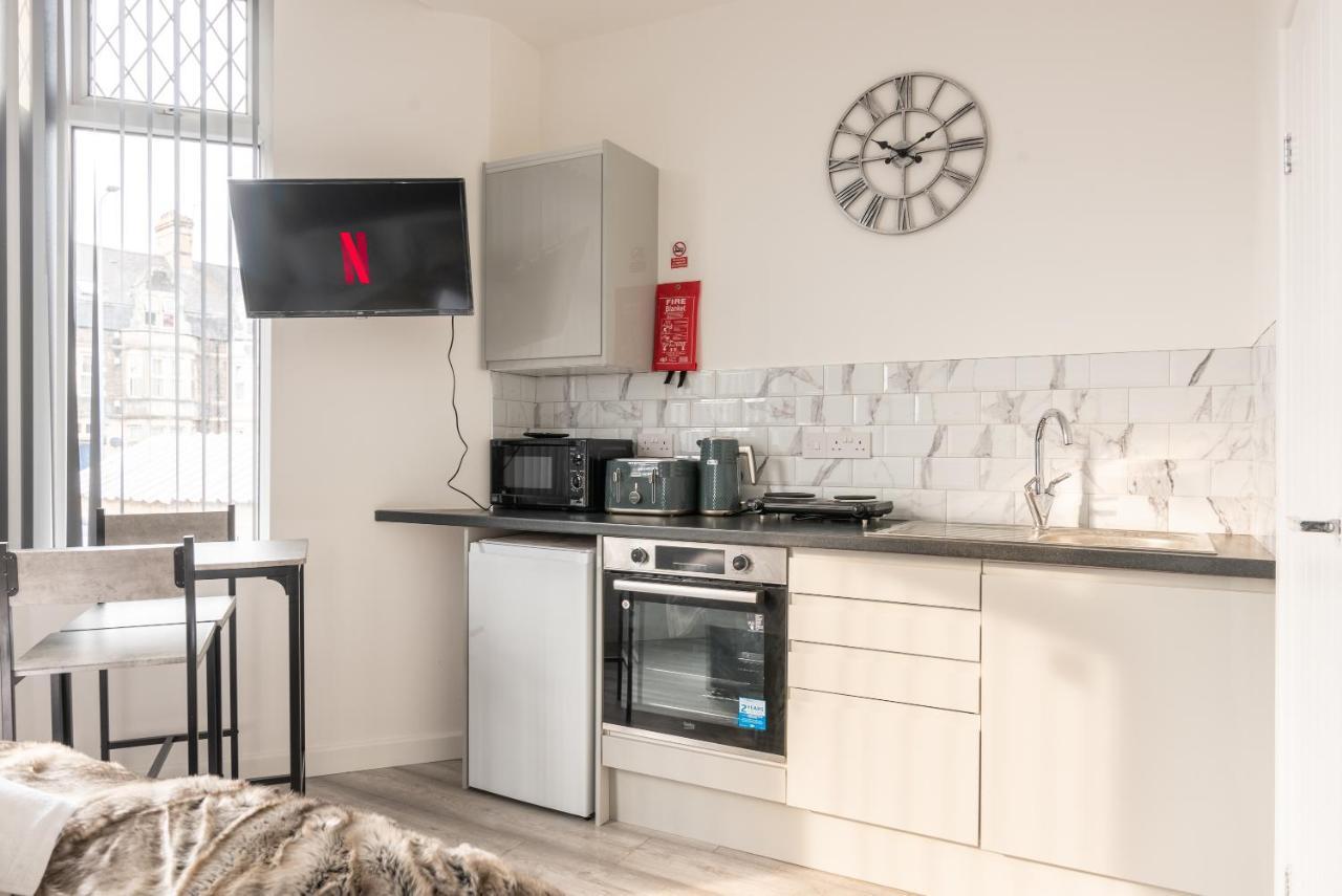 Exquisite Cardiff Apartments- With Garden Lounge & Games Room Buitenkant foto